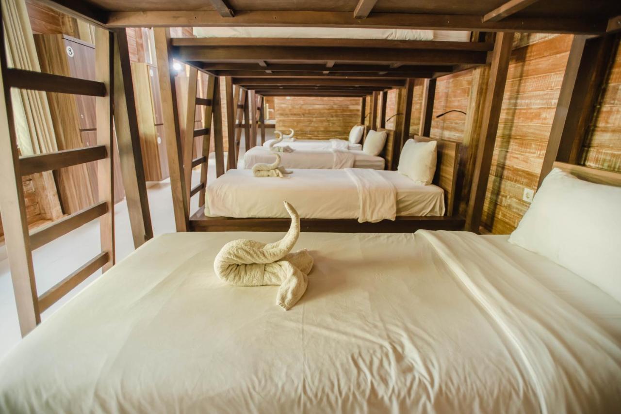 Acala Hostel & Reef Bar Toyapakeh Luaran gambar